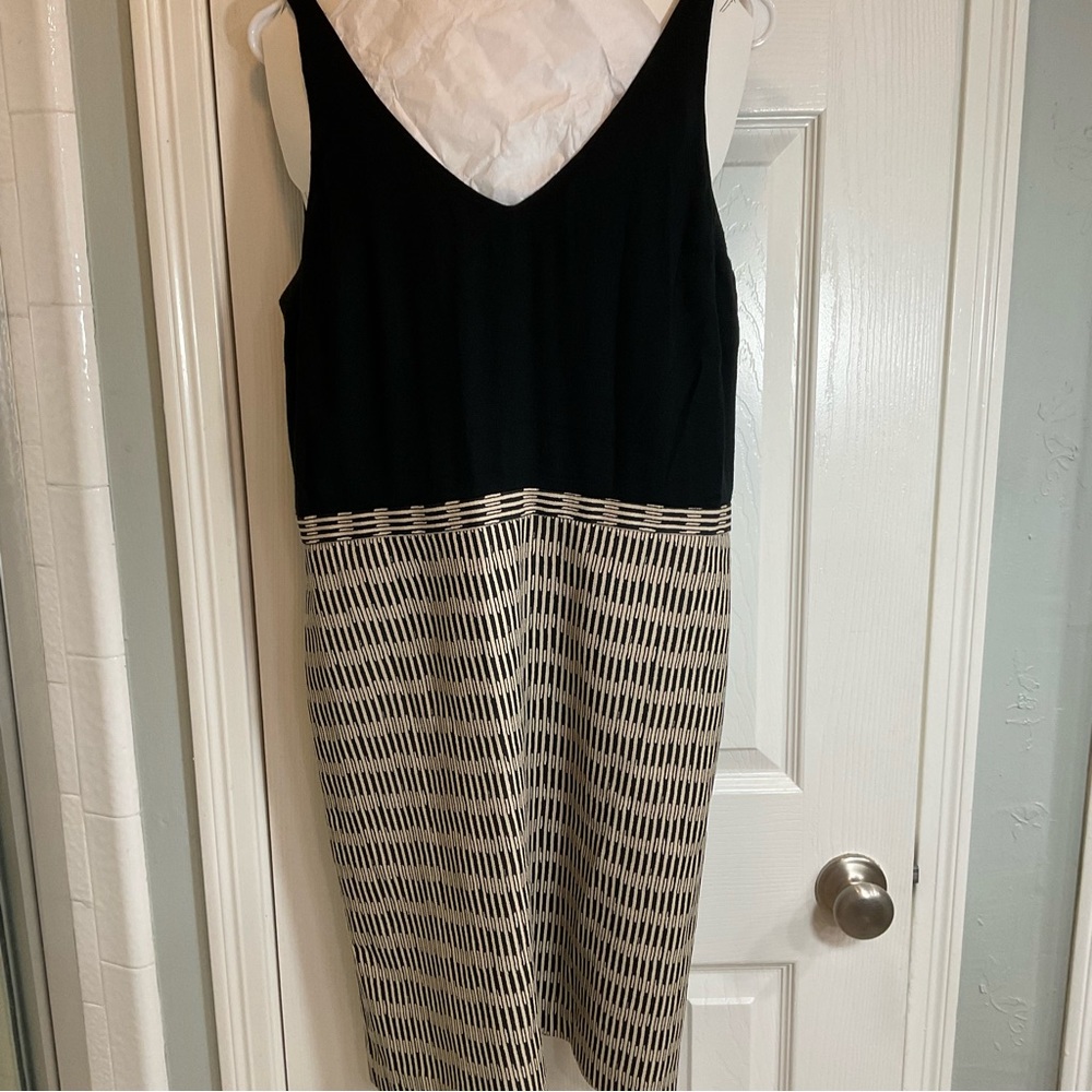 Ann Taylor Loft Dress Size 10, black & tan, hidden back zip, sleeveless, v-neck